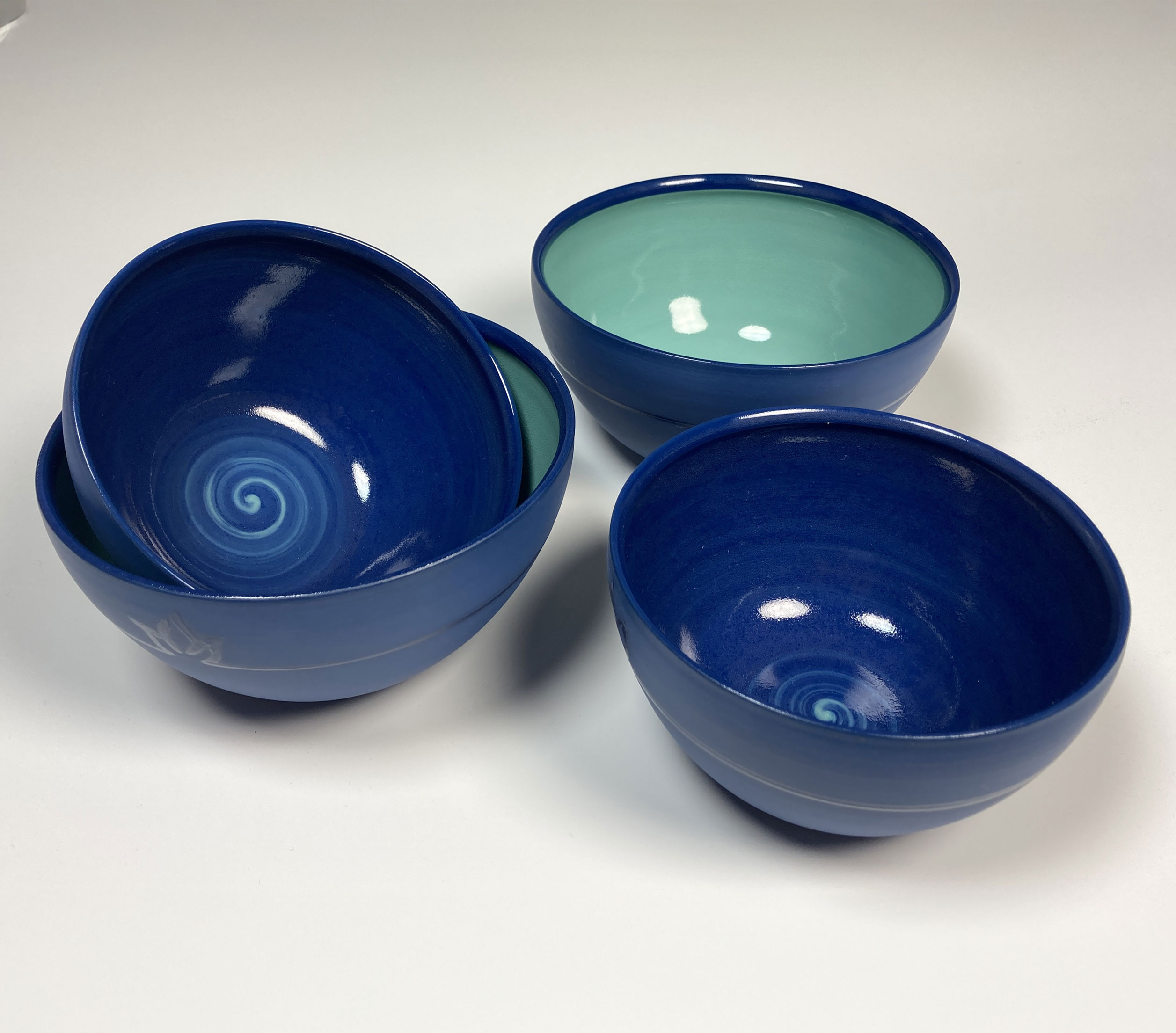Schalen groß (türkis innen) und klein (blau innen)